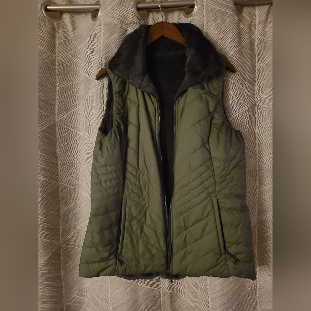North Face reversible vest. Size Large. Green and Grey. Like New.